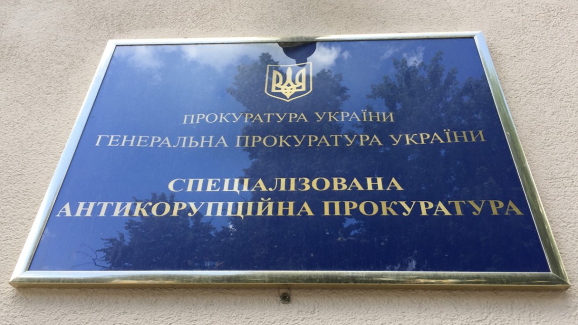 Сейчас указанные лица задержаны детективами НАБУ в порядке ст. 208 УПК Украины. Решается вопрос о сообщении задержанным о подозрении и избрание им меры предосторожности.