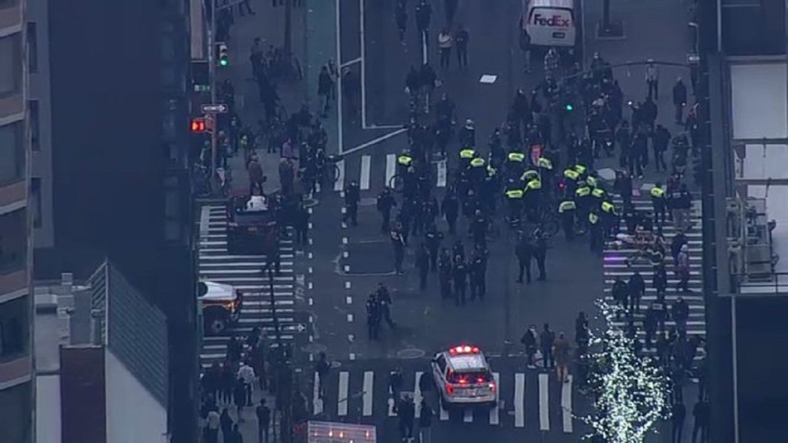 В центре американского Нью-Йорка автомобиль въехал в толпу демонстрантов, в результате чего пострадали по меньшей мере 6 человек.