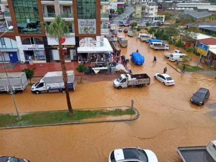 На півдні Туреччини зафіксували рекордні опади, урагани і шторми. Негода зруйнувала будинки і затопила значні частини вулиць.