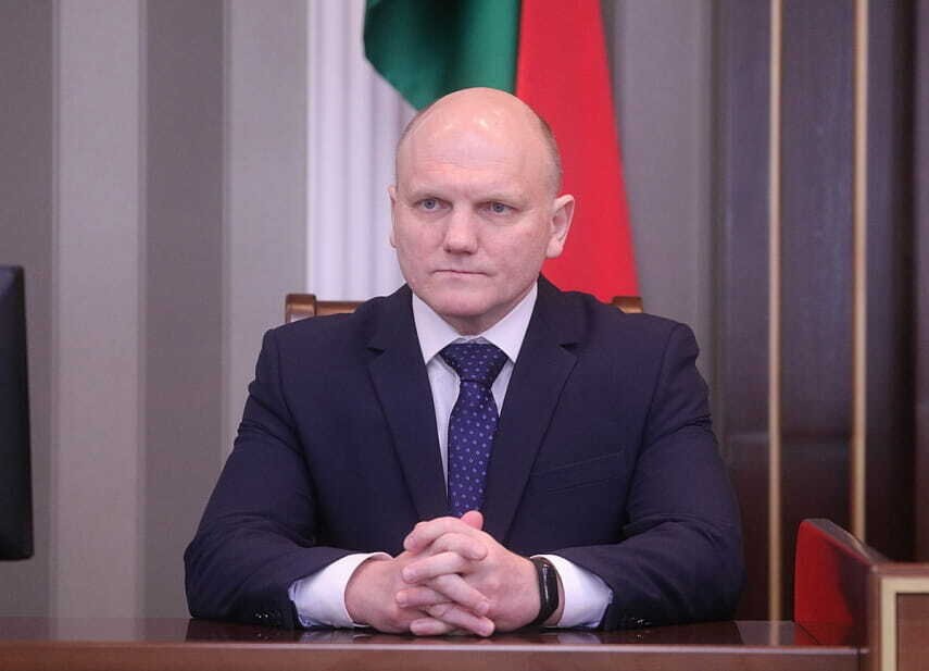 Глава КДБ Білорусі Іван Тертель заявив, що країна готується до «гарячої війни». В державі нібито напружена ситуація через геополітичну боротьбу.