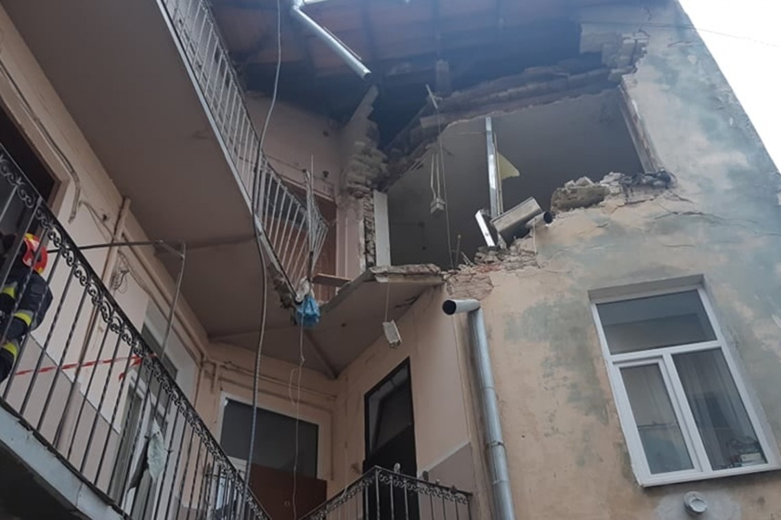 У Львові сьогодні вдень стався вибух побутового газу в триповерховому житловому будинку. Зруйнована стіна будинку. Постраждали дві людини.