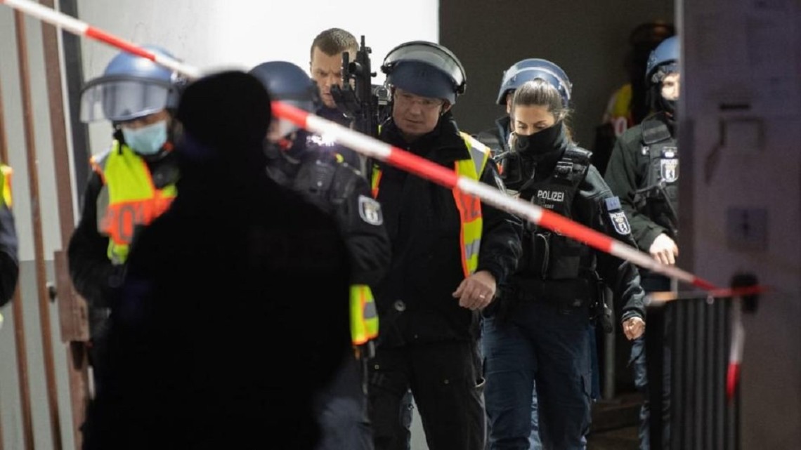 Утром 26 декабря в немецком Берлине произошла стрельба возле офиса Социал-демократической партии Германии, в результате которой по меньшей мере четыре человека получили ранения. Полиция начала поисковую операцию.