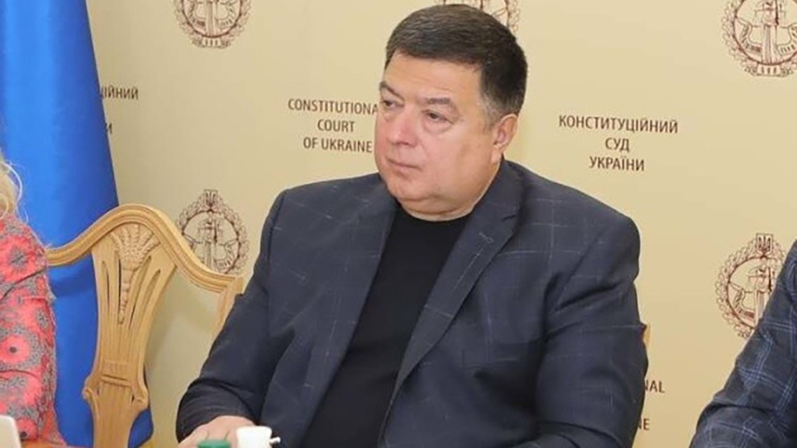 Глава государства Владимир Зеленский сегодня вечером отстранил от исполнения обязанностей судьи главу КСУ Александра Тупицкого.