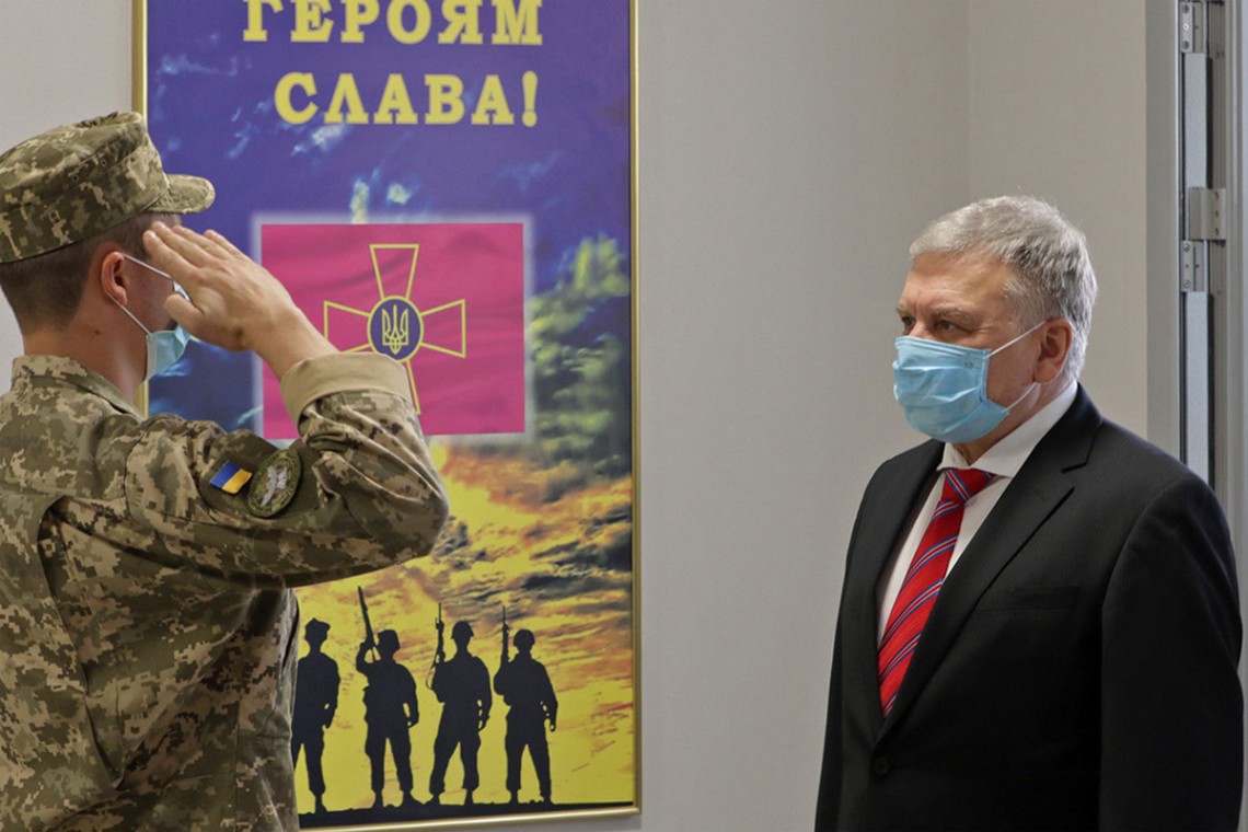 Міністр оборони Андрій Таран підписав наказ про переведення українських військових звань на коди військових рангів НАТО.