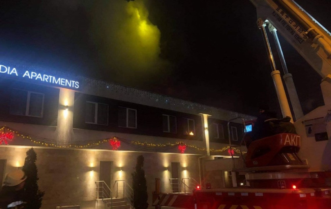 У триповерховому будинку на вулиці Посмітного в Одесі, в приміщенні якого розташований готель, розпочалася пожежа, внаслідок чого загинуло вже щонайменше двоє людей.