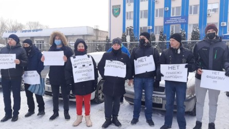 Около сотни человек вышли под Управление патрульной полиции Харьковской области. Они требовали разъяснить, за что и на каких основаниях штрафуют владельцев автомобилей с иностранной регистрацией.