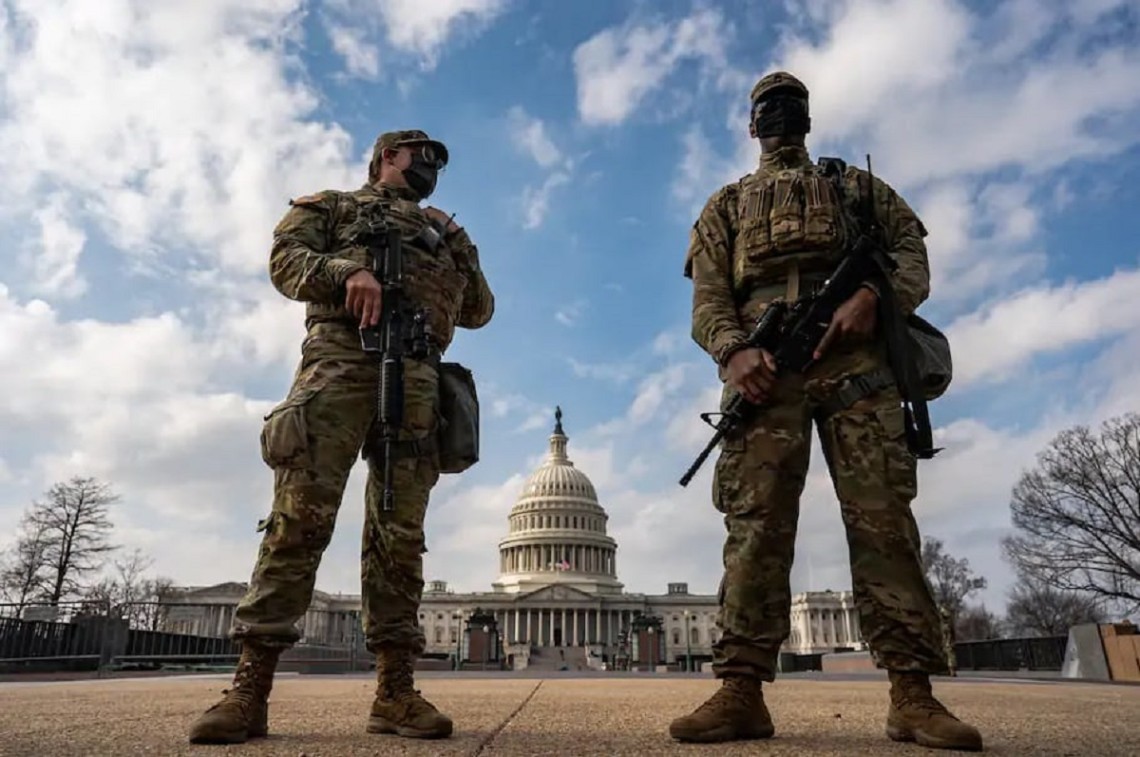 Военнослужащие Национальной гвардии США, которые охраняют Вашингтон после штурма Капитолия 6 января, будут оставаться в американской столице до конца марта.