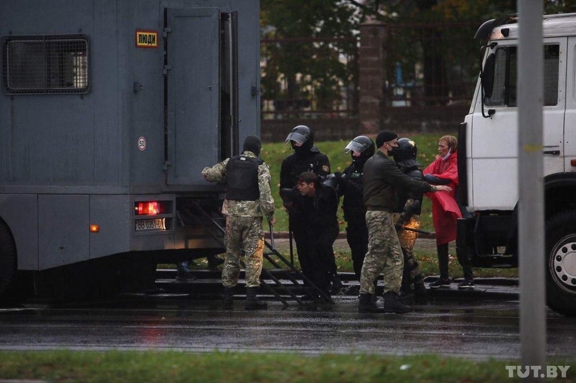 Белорусский правозащитный центр Весна внес в список политзаключенных еще 31 человека - теперь в нем оказалось уже 220 человек.