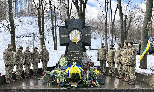 В Украине отмечают День памяти героев Крут. В этот день 29 января 1918 состоялся бой большевистской армии Муравьева против отряда из киевских студентов и бойцов свободного казачества.