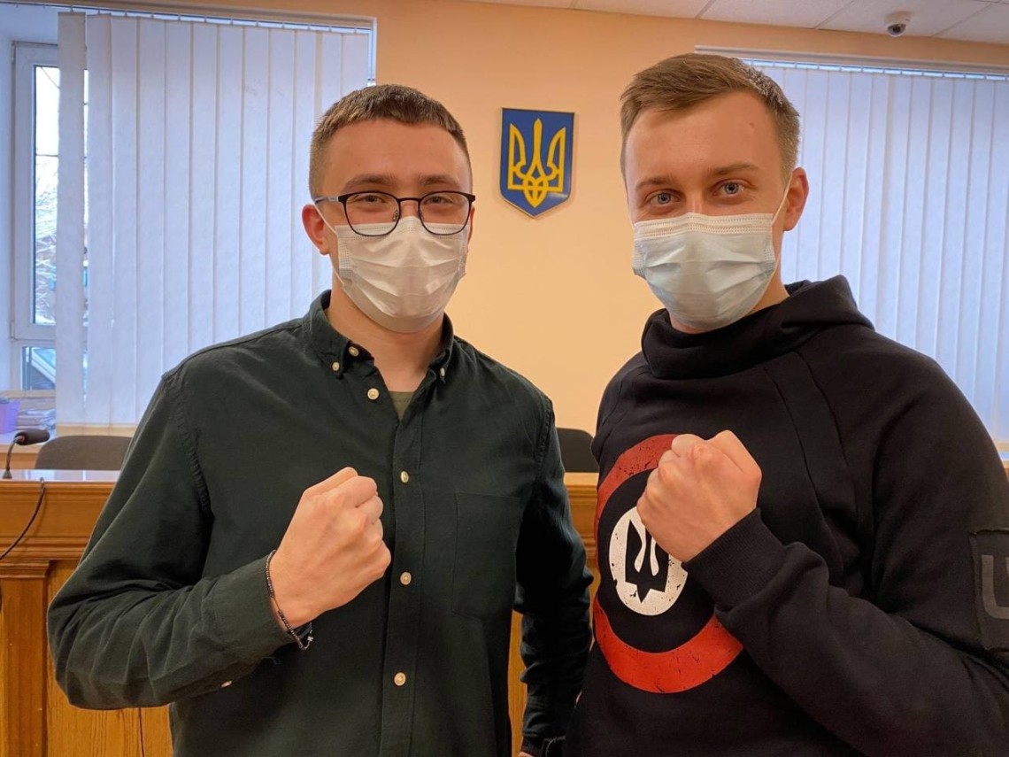 Суд отпустил активиста Сергея Стерненка на поруки депутата Голоса Романа Лозинского и отменил домашний арест.