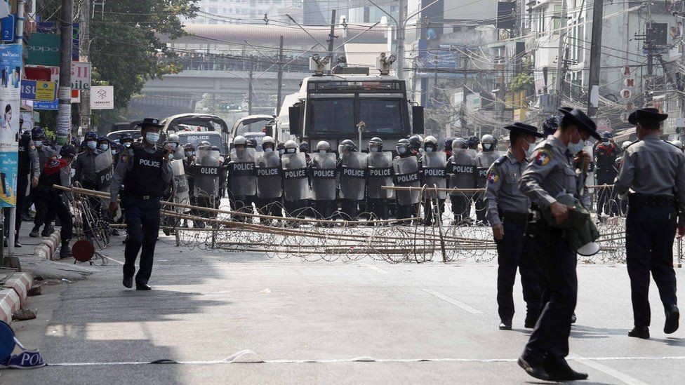 У суботу, 6 лютого, у М’янмі розпочалися масштабні акції протесту проти військових, які захопили владу в країні. Люди вийшли на вулиці з вимогою звільнити заарештованих лідерів держави.