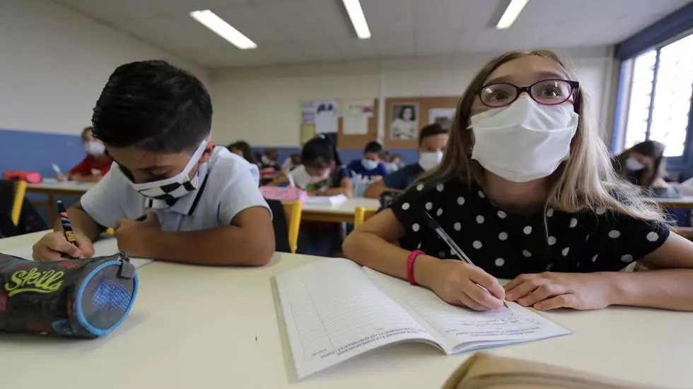 У Франції підвищили вимоги до носіння захисних масок у школах під час пандемії коронавірусу. Так, заборонили використовувати саморобні маски.