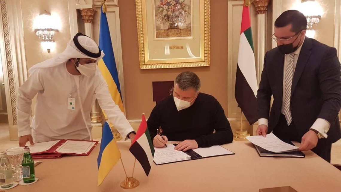 У неділю, 14 лютого, Україна та Об’єднані Арабські Емірати підписали Меморандум про взаємне визнання та обмін водійськими посвідченнями. Це означає, що українці зможуть користуватися своїми правами на території ОАЕ.