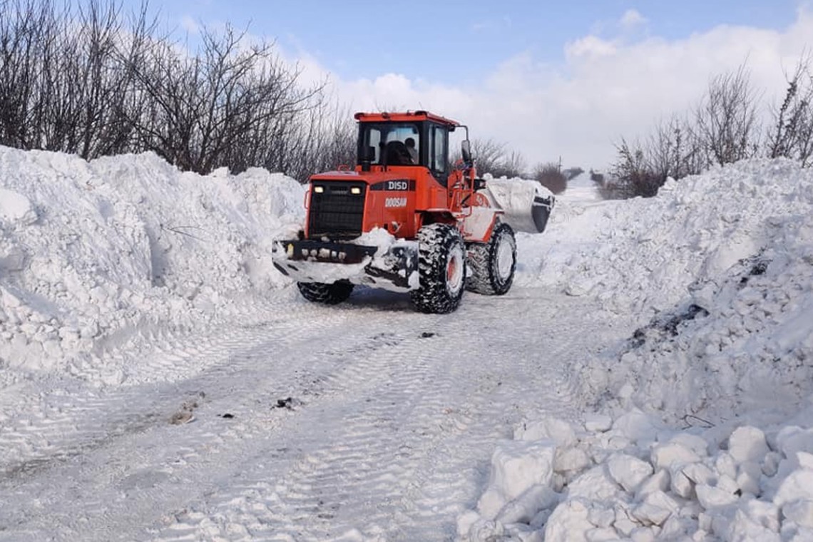 У четвер, 18 лютого, дороги від снігу розчищає 671 спецмашина і понад 900 дорожників. Проїзд усіма дорогами державного значення забезпечений.