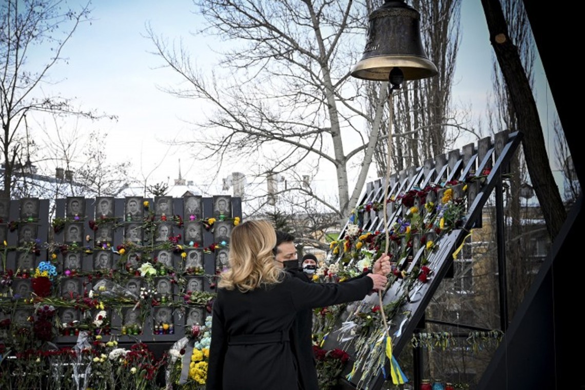 Президент України Володимир Зеленський разом з дружиною Оленою вшанували подвиг Героїв Небесної сотні під час подій на Майдані.