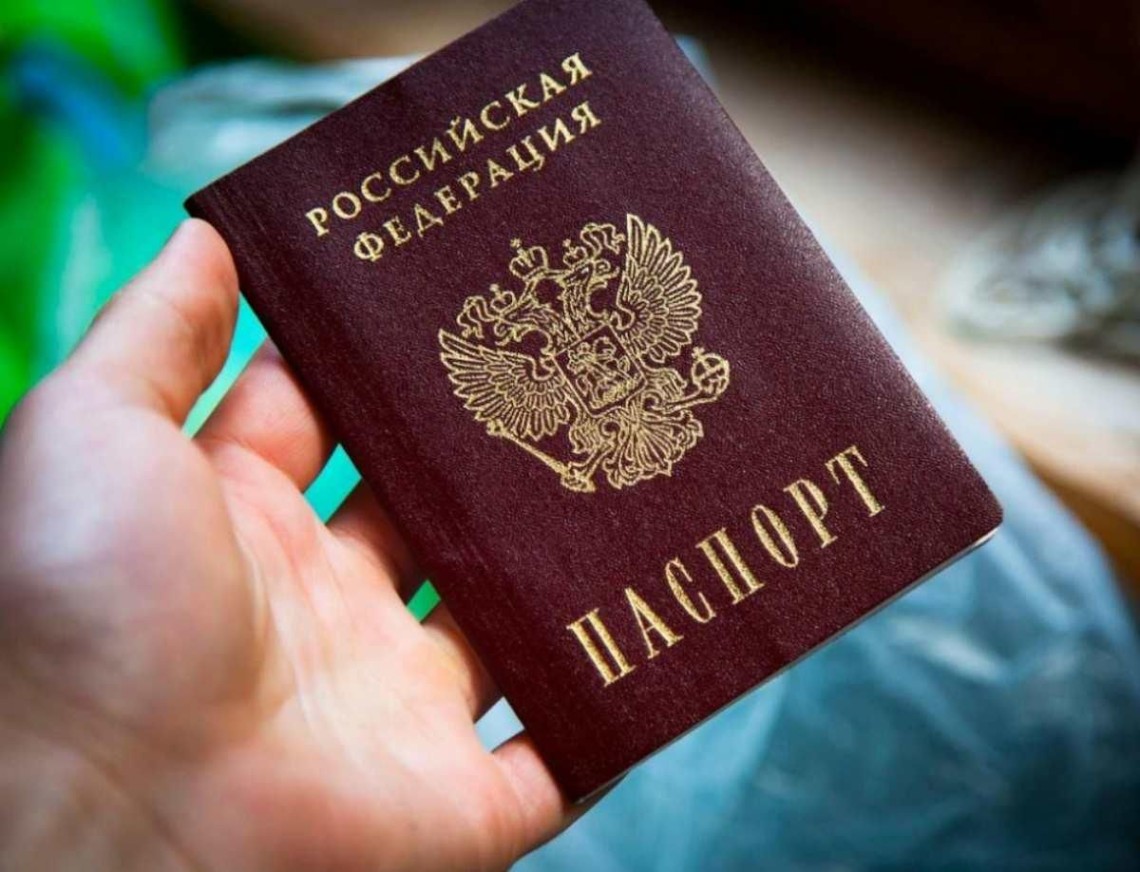 Россия выдала свои паспорта почти трем миллионам украинцев в Крыму и ОРДЛО, этот процесс довольно часто происходит принудительно