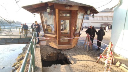 В Ужгороде на центральной площади обвалилась брусчатка, в результате образовалась яма площадью четыре квадратных метра.