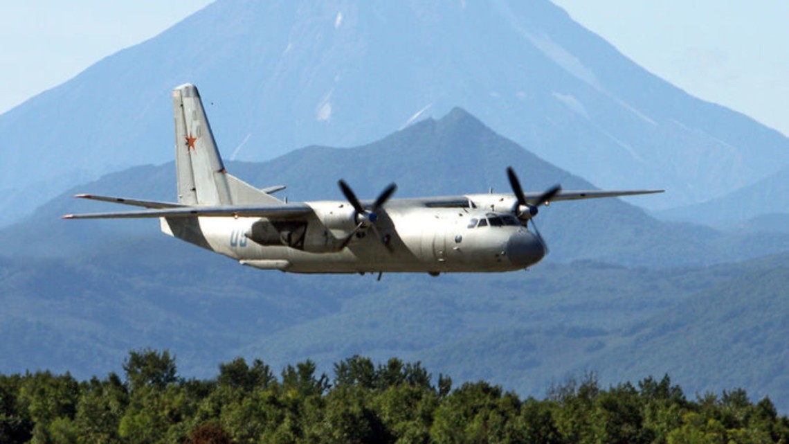 Військовий авіалайнер КНБ Ан-26 зазнав аварії в торці злітно-посадкової смуги алматинського аеропорту з невідомої причини.
