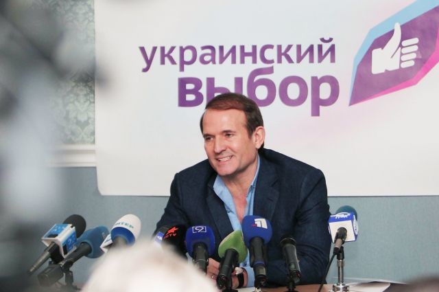 Офис генпрокурора сообщил о подозрении трем руководителям общественного движения Украинский выбор, лидером которой является нардеп Виктор Медведчук. Их подозревают в организации и проведении незаконного референдума в Крыму.