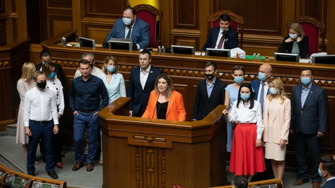 Раскол в Голосе. 10 из 20 народных депутатов парламентской фракции выступили с заявлением, в котором раскритиковали действия руководителей политсилы.
