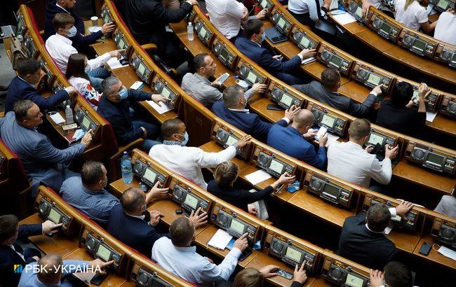 В парламенте появится два новых народных избранника - сегодня Рада лишила полномочий нардепов Александра Скичко и Игоря Колыхаева.