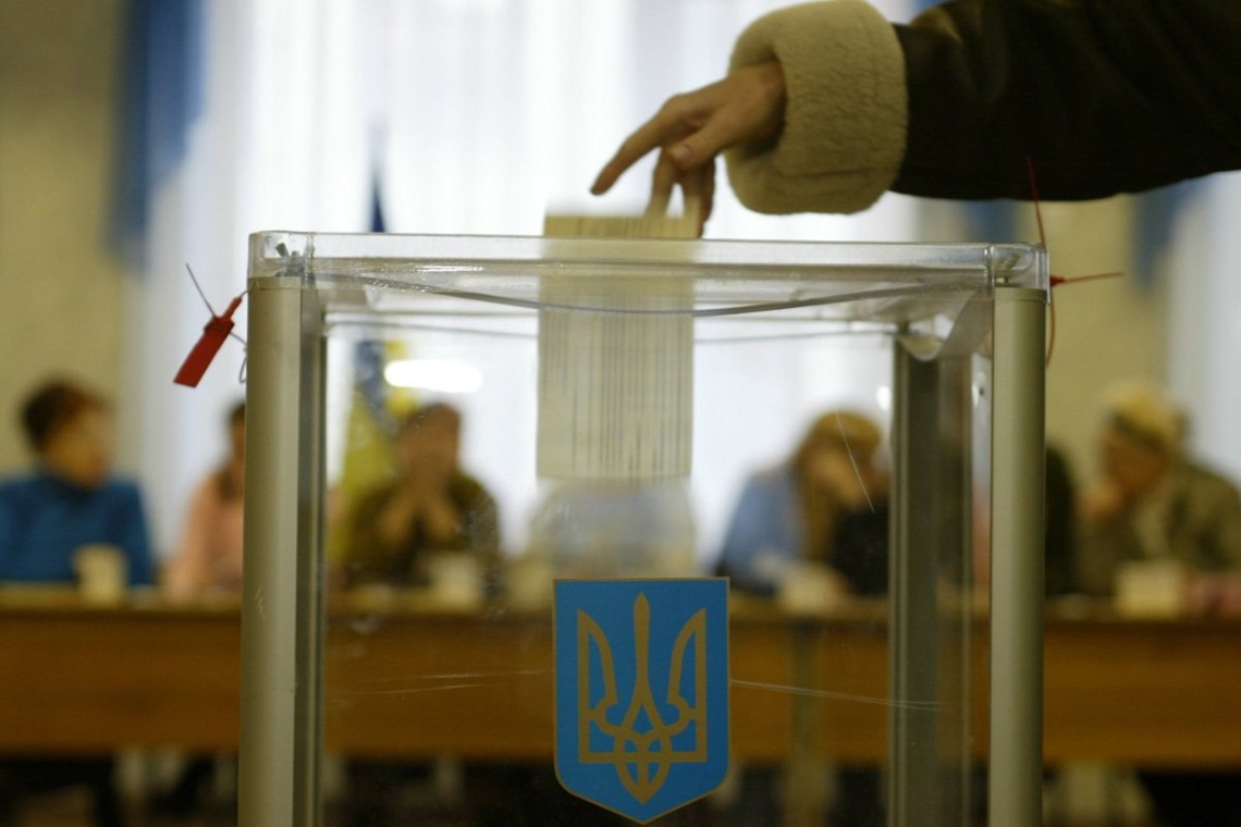 У виборчому окрузі № 87 в Івано-Франківській області другу добу не відбувається підрахунок голосів виборців через відсутність членів окружної виборчої комісії і дільничних виборчих комісій.