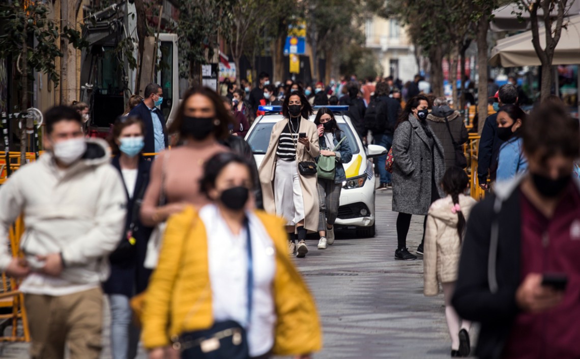 Жителі Іспанії носитимуть від середи, 31 березня, захисні маски на обличчі у всіх громадських місцях, навіть коли може бути збережена безпечна відстань між людьми у щонайменше півтора метра.