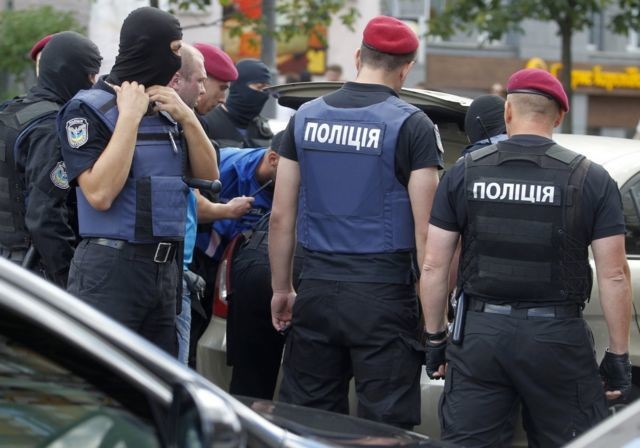 В Луганской области разыскали и задержали мужчину, который в Рубежном кинул гранату в полицейских. По данному факту возбуждено уголовное дело.