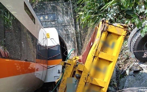 В результате крушения поезда на Тайване погибли не менее 36 человек. Еще около 70 пассажиров заблокированы обломками состава.