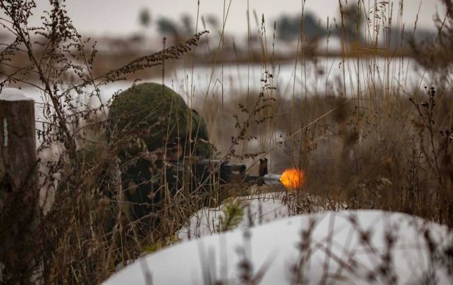 З початку доби 2 квітня на Донбасі зафіксовано 14 порушень режиму припинення вогню з боку збройних формувань Російської Федерації. Внаслідок обстрілу поранено двох українських військових.