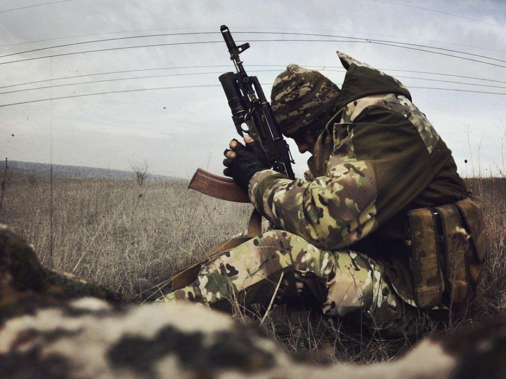На Донбассе боевики вели огонь по позициям украинских военных. В результате двое наших бойцов получили ранения, не совместимые с жизнью.