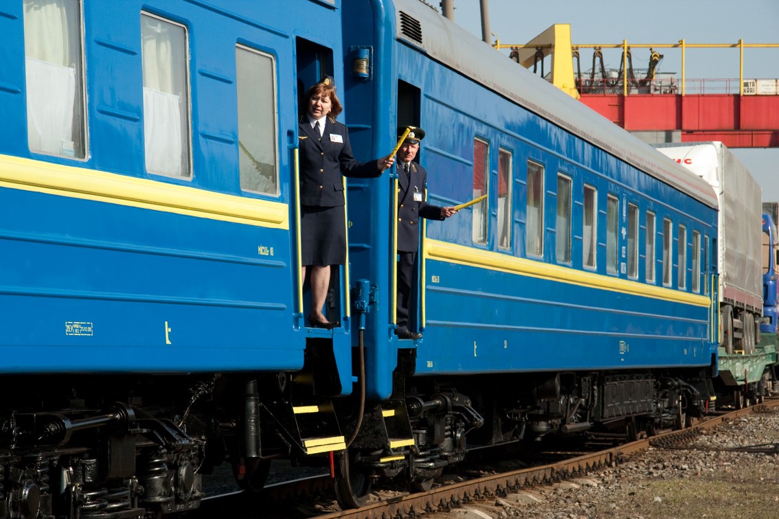 Двое пассажиров поезда Константиновка - Киев устроили стрельбу в вагоне. Поезд задерживается примерно на 6 часов. Нарушителями оказались военнослужащие.