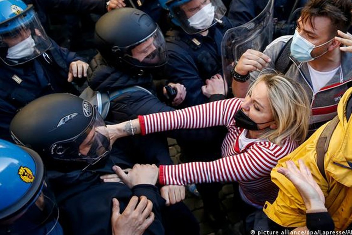 В Риме накануне во время протестов против карантинных ограничений демонстранты вступили в столкновение с полицией. Есть задержанные и пострадавшие.
