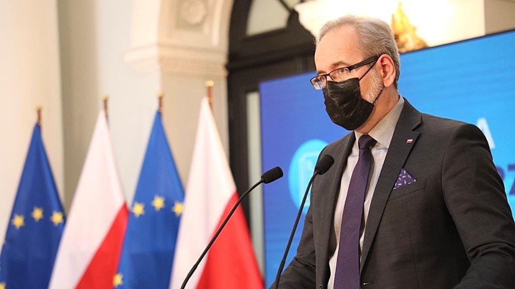 Правительство Польши приняло решение продлить действующие в стране карантинные ограничения на девять дней - до 18 апреля.