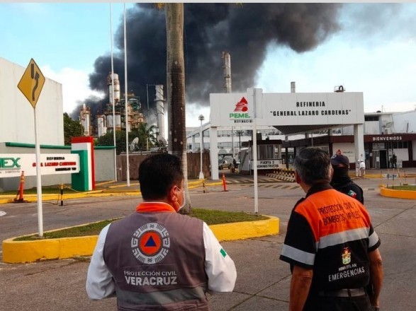 В Мексике произошли взрывы на нефтяном заводе. Также начался пожар. Пострадали семь человек.