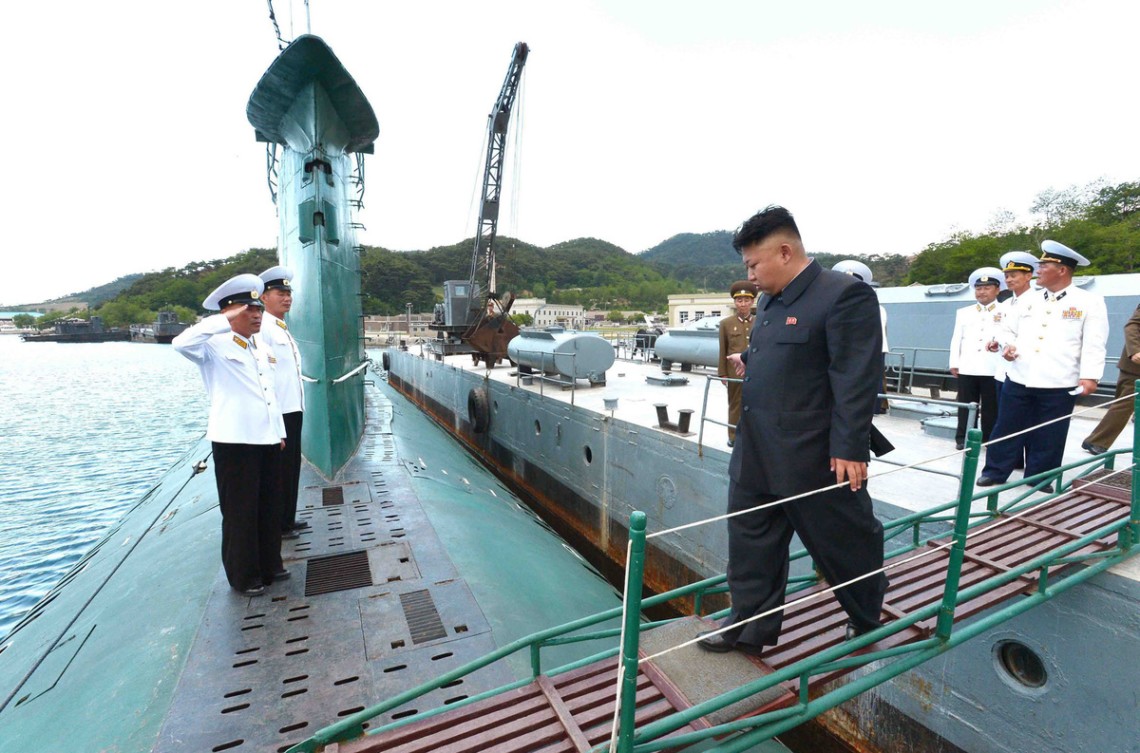 Передбачається, що в ході демонстрації підводного човна Пхеньян може піти на одночасні випробування пуску з нього балістичної ракети для створення найбільшого ефекту.