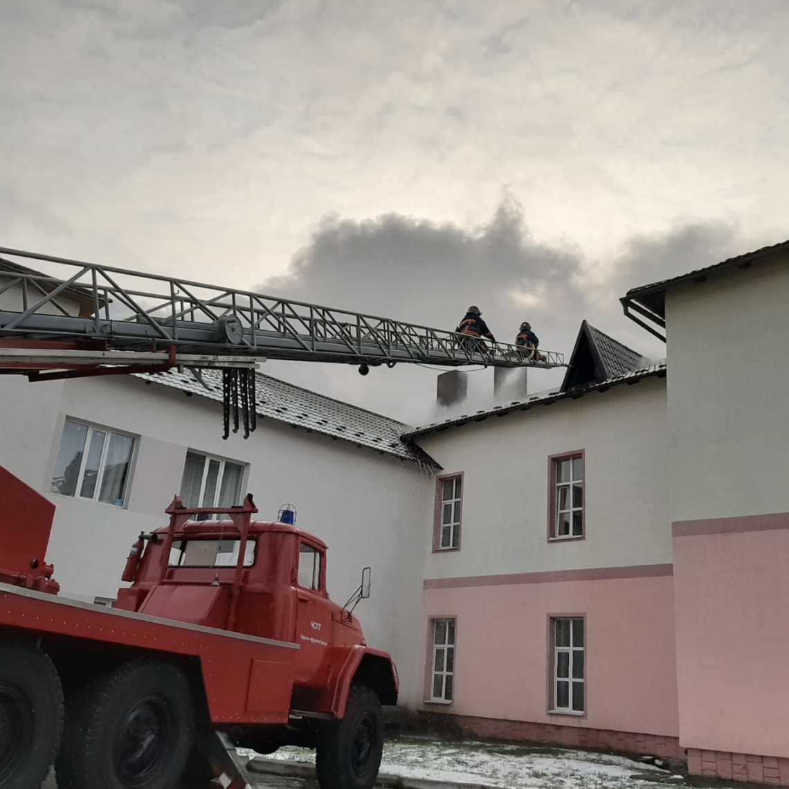 В городе Долина Ивано-Франковской области потушили пожар в двухэтажном здании инфекционного отделения ЦРБ. Спасатели эвакуировали около 40 человек.