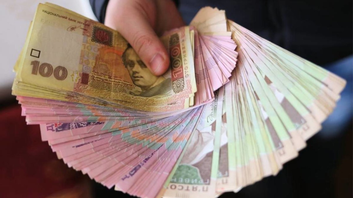 В Украине уже более 300 тысяч предпринимателей из красных зон карантина подали заявку на получение 8 тысяч гривен.