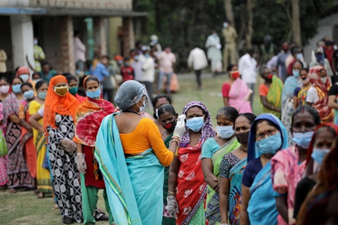 В течение суток в Индии зафиксировали более 4 тысячи летальных исходов и 401 078 новых подтвержденных случаев болезни.