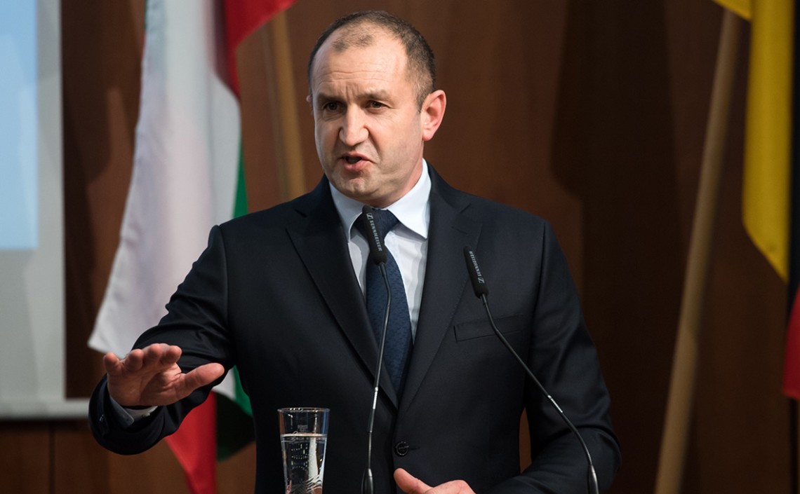 Президент Болгарии Румен Радев представил новое техническое правительство страны. Премьер-министром назначен Стефан Янев.