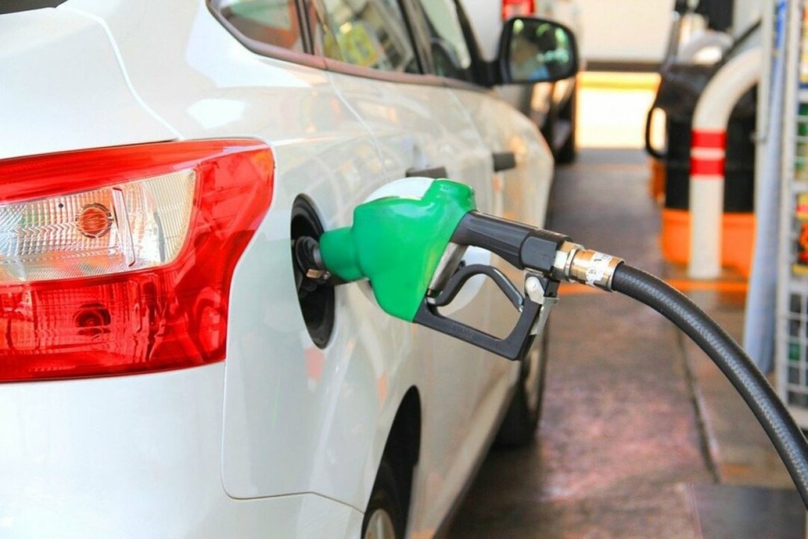 Мережі автозаправних станцій ОККО, WOG та SOCAR призупинили продаж преміального дизельного палива та бензину через держрегулювання цін.