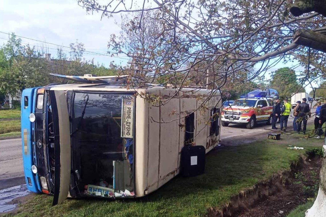 В Ровненской области сегодня утром во время движения перевернулся пассажирский автобус. Четыре человека попали в больницу.