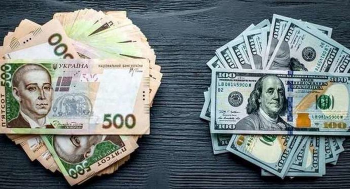 С начала 2021 года украинцы купили у банков 1,043 млн долларов, продали же банкам 1,073 млн долларов.
