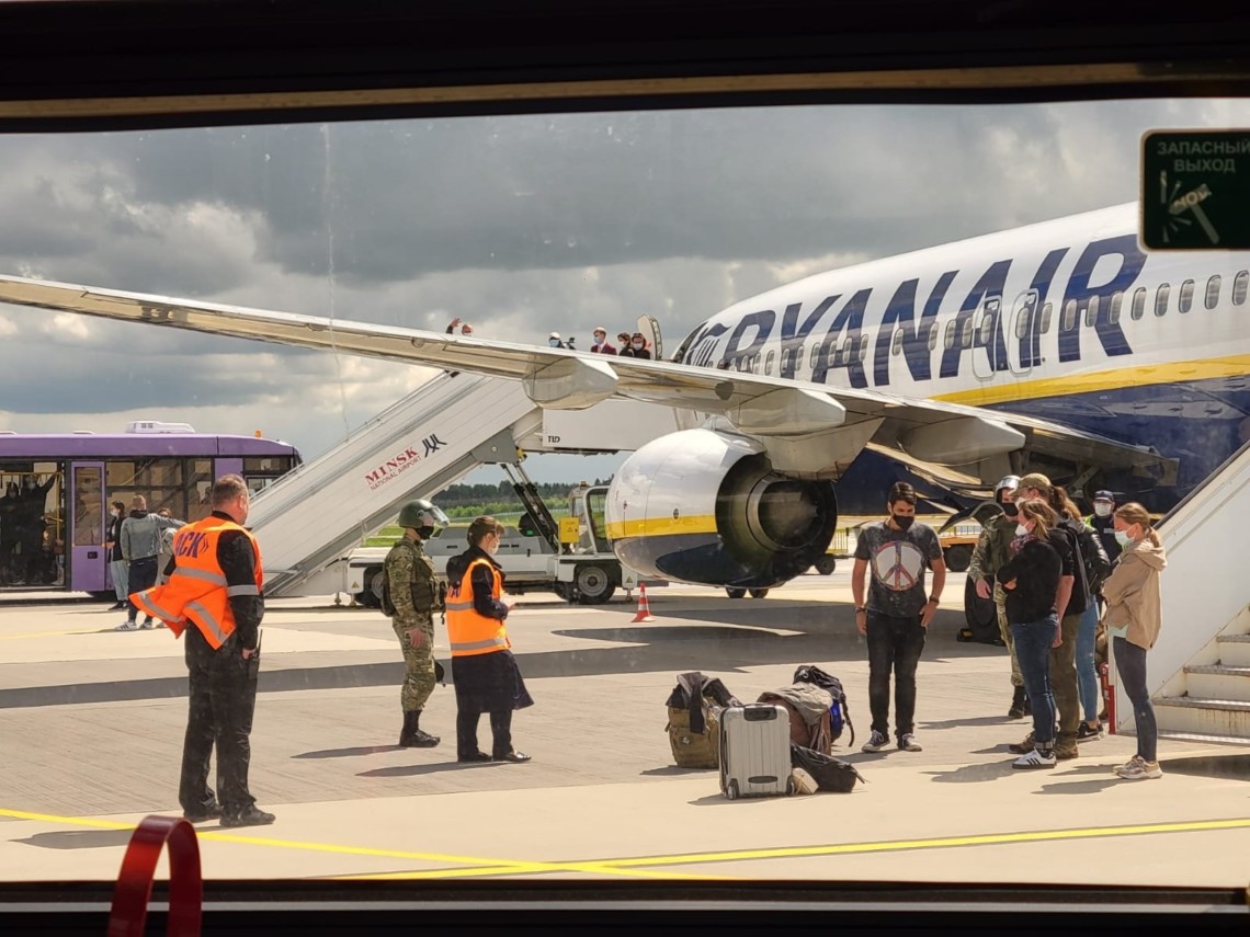 Літак Ryanair, на якому летів засновник опозиційного Telegram-каналу NEXTA, екстрено посадили в аеропорту Мінська після розпорядження Олександра Лукашенка.