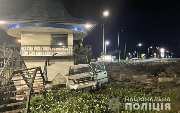 Возле города Золотоноша в Черкасской области автомобиль Opel Meriva на скорости въехал в стационарный пост полиции. В авто в этот момент находился пятилетний ребенок.