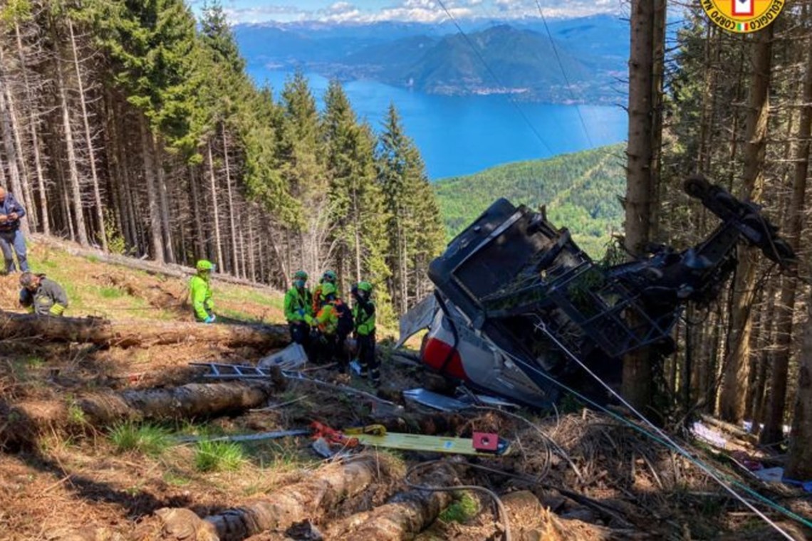 В Италии правоохранители задержали и арестовали троих человек по делу о падении кабины фуникулера на горе Моттароне.