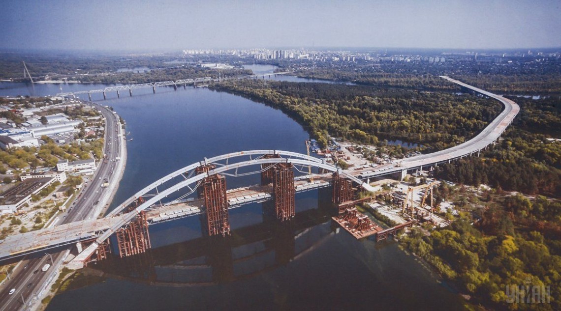ДФС виявила несплату 9 млн податків при будівництві Подільського мосту в Києві. Зараз у будівельному КП обшуки.