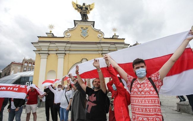 В частности, акция солидарности с белорусами прошла на Майдане независимости в Киеве, на нее пришли около 70 человек.