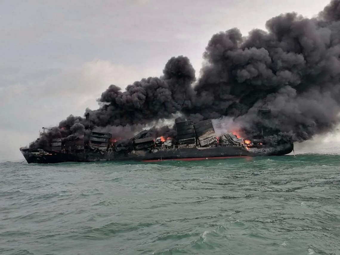 На Шри-Ланке полностью потушили пожар на контейнеровозе MV X-Press Pearl, который загорелся 20 мая.