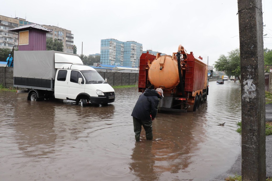В городе Днепр в Амур-Нижнеднепровском и Индустриальном районах из-за ливней 2-3 июня подтопило дома.